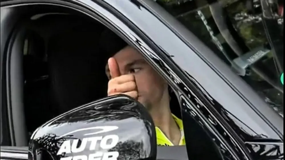 Primož Roglič je po hudem padcu dvignil palec ter nakazal, da se ni huje po&scaron;kodoval.&nbsp;