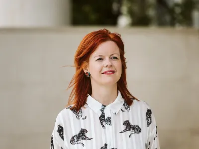 Pisateljica Gabriela Babnik Ouattara pravi, da je &raquo;kot urednica izredno natančna, kot pisateljica pa izredno medbesedilna&laquo;.&nbsp;