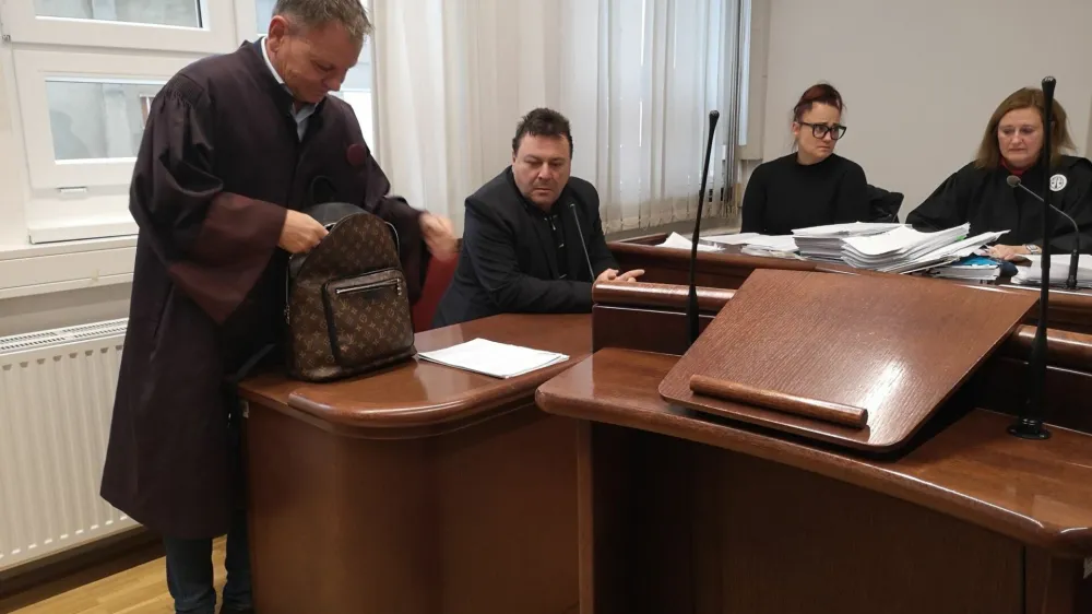 Zvjezdan Radonjić se s pomočjo odvetnika Francija Matoza na celjskem sodi&scaron;ču zagovarja zaradi očitkov obrekovanja in razžalitve. Danes ga ni bilo na sdi&scaron;če. Foto: Mojca Marot&nbsp;