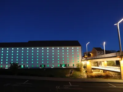 Zaradi gradnje Fabianijevega mostu je bil kompleks Cukrarne razdeljen na dva dela.&nbsp;