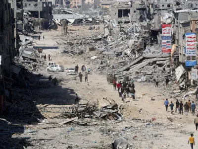 Palestinci si na cestah južne Gaze ogledujejo razdejanje, potem ko je Izrael od tam nepričakovano umaknil večino svoje vojske natanko pol leta po začetku vojne. F Reuters