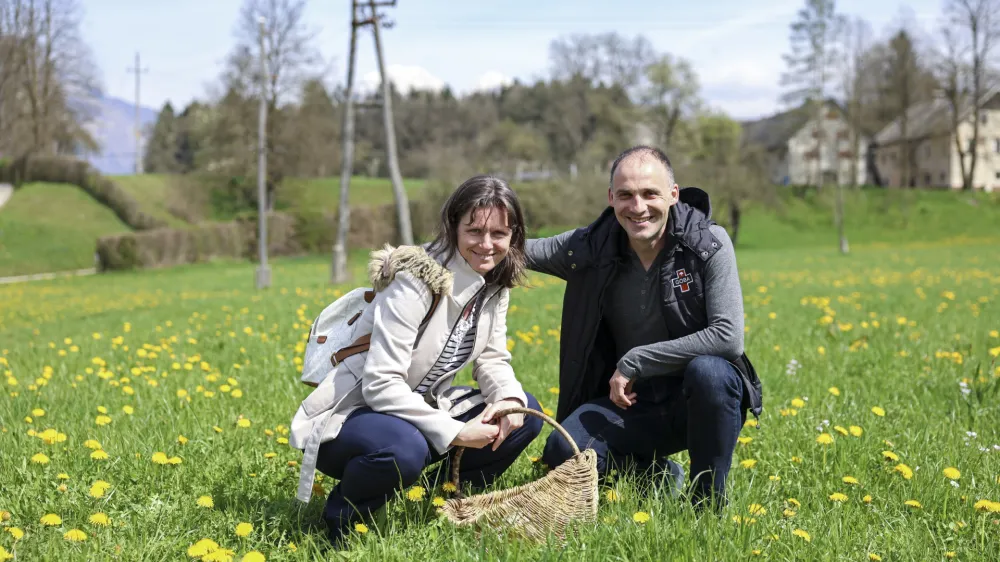- 05. 04. 2024 - Andreja in Luka Kristanc &ndash; nabiranje divjih rastlin- fitofarmacija- združenje zeli&scaron;čarskih kmetij  //FOTO: Jaka Gasar