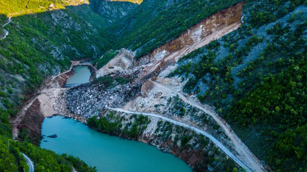 07.04.2024., Mostar - Veliki odrona u kamenolomu kod Mostara je ostetio dio postrojenja kamenoloma, zatrpao vise automobila i trafostanicu Elektroprivrede BiH. Photo: Denis Kapetanovic/PIXSELL