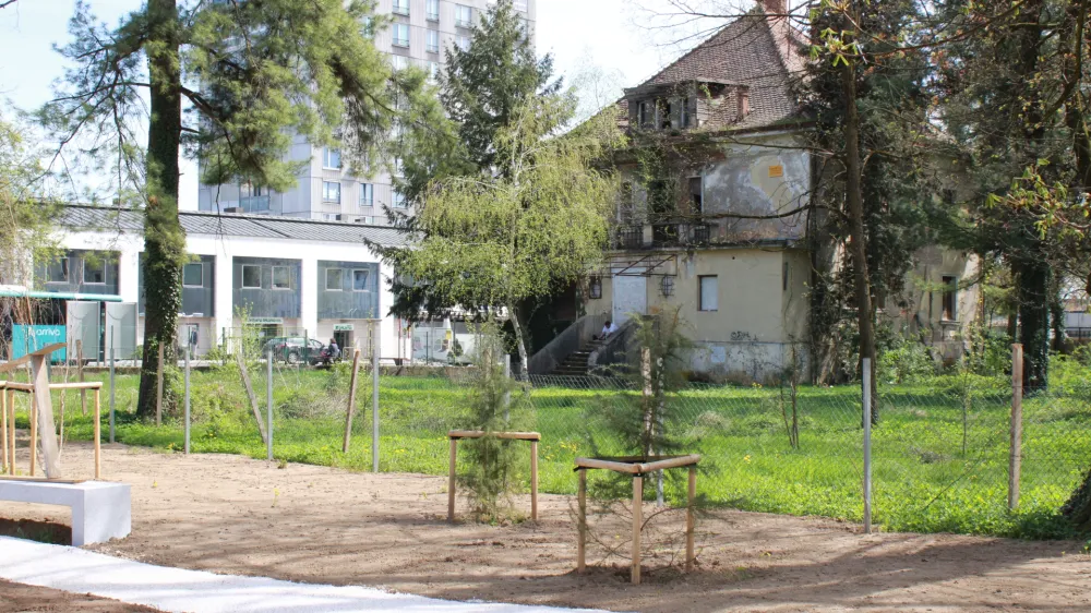 Vilo ob Bleiweisovem parku bo občina odkupila in poru&scaron;ila. Foto: Roman Repnik