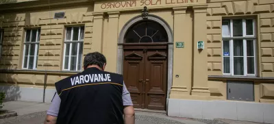 09.04.2024 - Varovanje osnovna šola Ledina - varnostnik - prek spleta podana grožnja s strelskim napadom na področju Slovenije. Mestna občina Ljubljana se je temu primerno odzvala in nas obvestila, da bodo ta teden, med 7.00 in 17.00 uro, vse šole v Ljubljani deležne varovanja s strani varnostnih služb. FOTO: Luka Cjuha