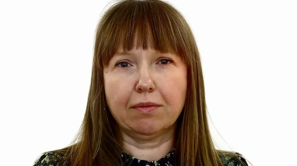 Nina Knavs- Redakcija Dnevnik 2024 - portreti za komentarje in kolumne - kolumnisti - komentatorji &ndash; novinarji - portret //FOTO: Luka Cjuha