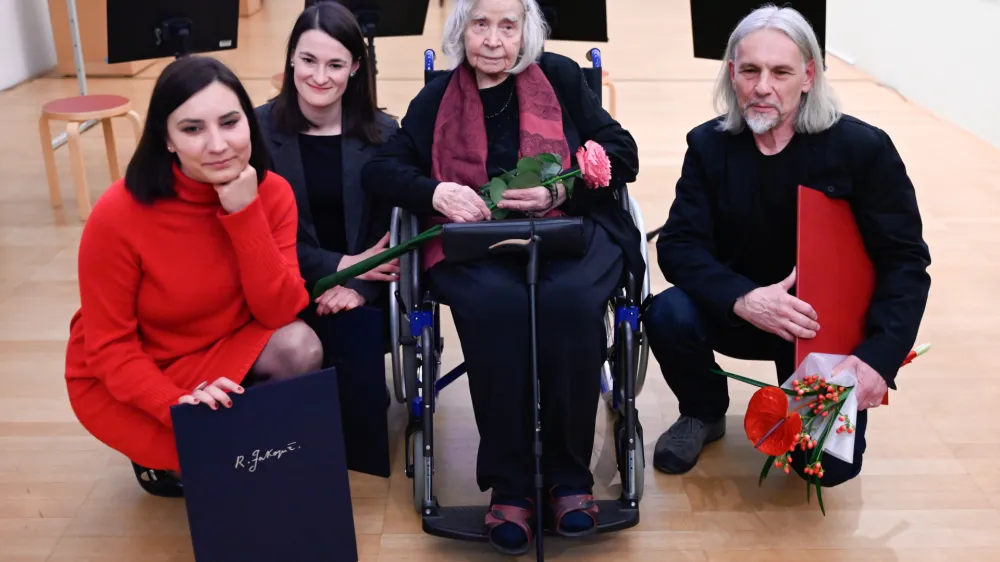 Nagrado Riharda Jakopiča za življenjsko delo je prejela ilustratorka in slikarka Ančka Go&scaron;nik Godec.