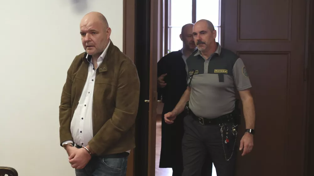 Pri pojasnjevanju Darka Leskovarja v zvezi s tem, kak&scaron;no je njegovo trenutno počutje, je bila javnost izključena.&nbsp;