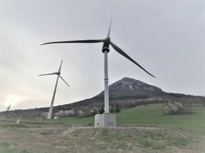 Tretja vetrnica v državi, visoka 50 metrov, ki pod Nanosom stoji že od lanskega septembra (na fotografiji spredaj), naj bi se vendarle začela poskusno vrteti do konca tega meseca.&nbsp;