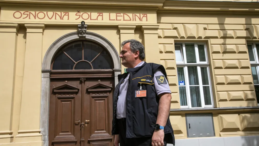 Ljubljanska občina je okrepila varovanje na osnovnih &scaron;olah, od torka do petka so jim zagotovili varnostnika, ki bo tam med 7. in 17. uro.