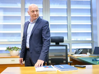 Ljubljana, MJU.<br>Izjava za medije po primopredaji poslov med ministrom za finance Klemnom Bostjancicem, ki je opravljal tudi funkcijo ministra za javno upravo in novim ministrom za javno upravo Francem Propsom.<br>Novi minister za javno upravo Franc Props.