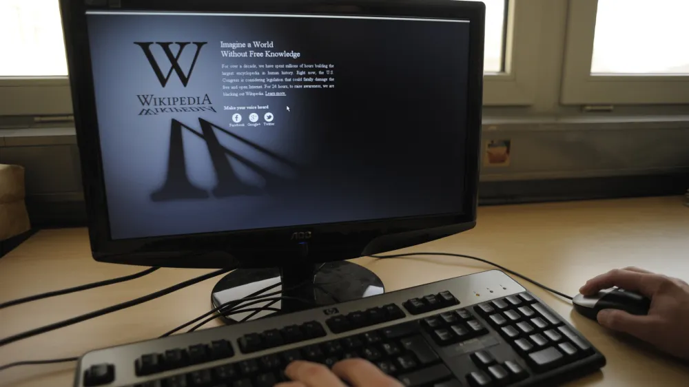 Zatemnitev spletne strani Wikipedia kot znak protesta proti ameri&scaron;kemu zakonu SOPA<br><br>//FOTO: Tomaž Zajel&scaron;nik