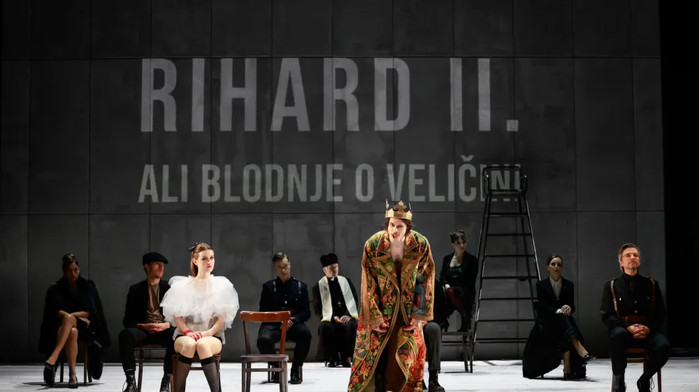 Režijo predstave Pet kraljev: K psihopatologiji neke monarhije, ki jo je po Shakespearovih kraljevskih kronikah zasnoval Tibor Hrs Pandur, podpisuje Livija Pandur. F Aljo&scaron;a Rebolj