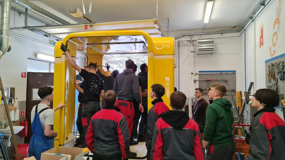 Dijaki programa avtoličar &Scaron;olskega centra Celje so v sodelovanju s celjsko občino obnovili znameniti kiosk K67, ki ga bodo v soboto postavili na Krekov trg, zatem pa se bo selil &scaron;e po drugih mestnih četrtih. Foto: Lucija Ovtar &Scaron;olinc