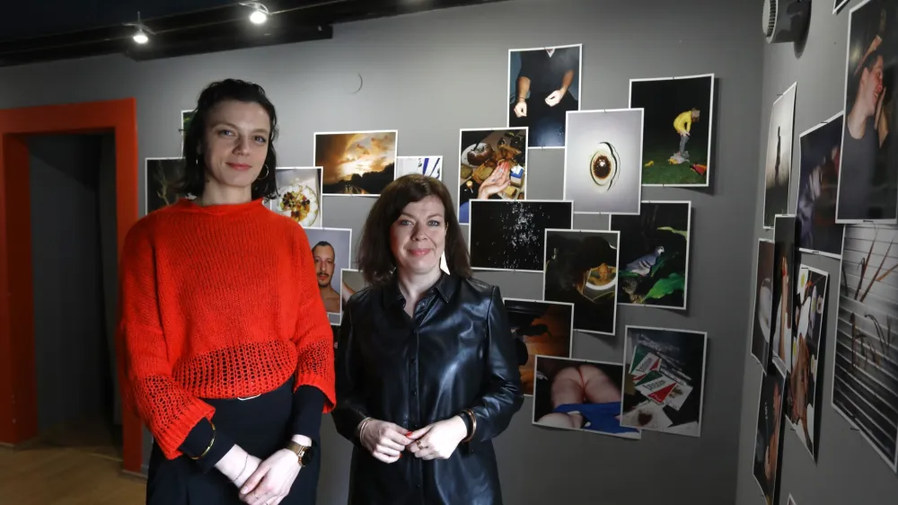 &raquo;Kurirati v tak&scaron;ni galeriji ima tudi svoje izzive. Spolnost je namreč postala predmet &scaron;tevilnih razprav, zato je treba nekatere vsebine najprej temeljito raziskati,&laquo; priznavata kustosinji Maja Antončič in Maja Hodo&scaron;ček. Foto: Luka Cjuha