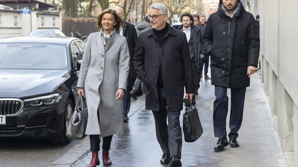 Ljubljana, vlada.<br>Srecanje poslank in poslancev strank vladne koalicije ter ministric in ministrov vlade.<br>Ministrica za zunanje in evropske zadeve Tanja Fajon ter minister za gospodarstvo, turizem in sport Matjaz Han.