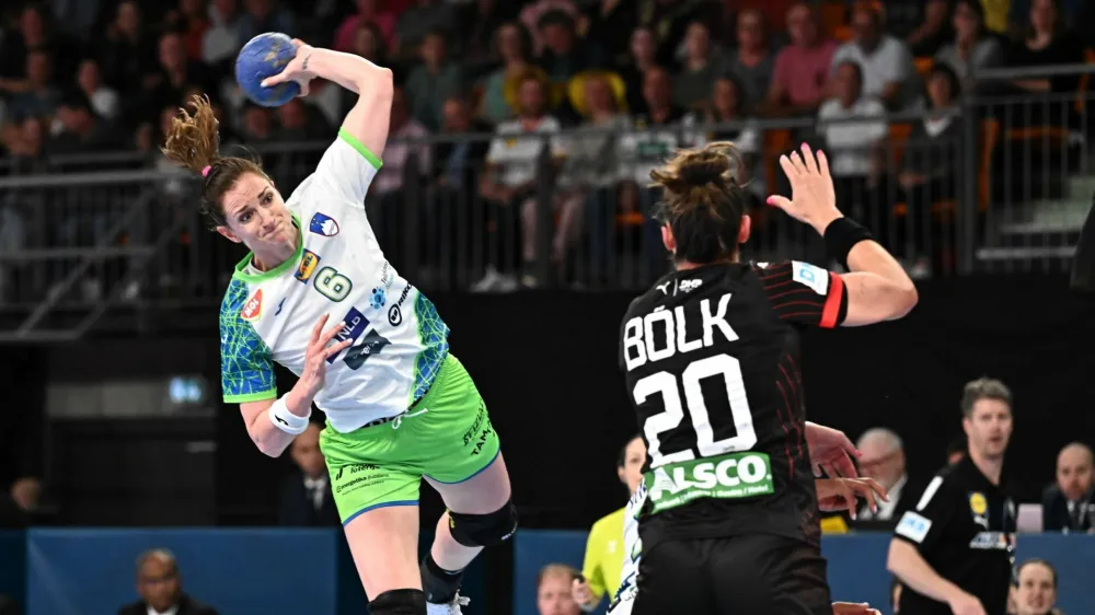 Ana Gros (z žogo) je bila z enajstimi goli najbolj učinkovita igralka tekme. Foto: RZS