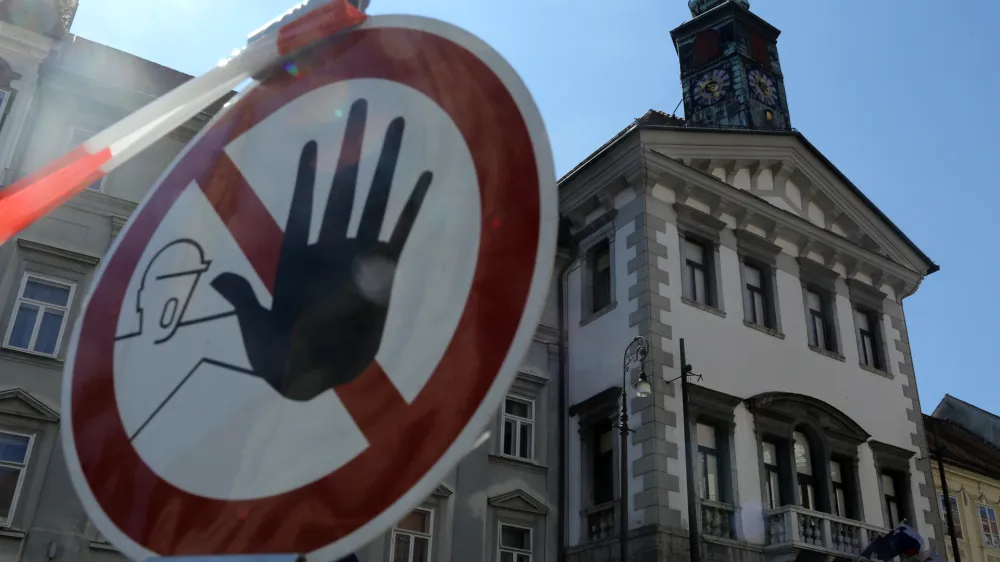 - 5.5.2014 - Mestna hi&scaron;a - Mestna občina Ljubljana (MOL) - prejeli po&scaron;iljko z belo snovjo//FOTO: Jaka Gasar