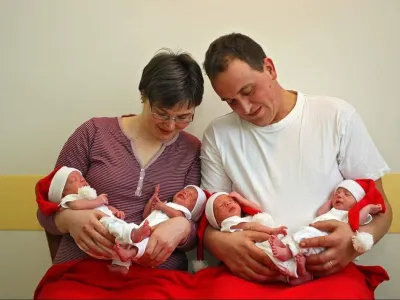 Družina Pro&scaron;t ob rojstvu četverčkov