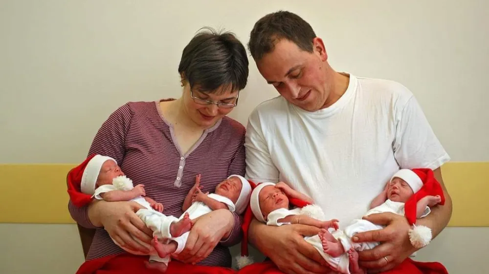 Družina Pro&scaron;t ob rojstvu četverčkov