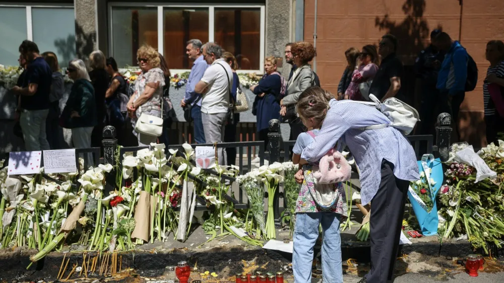 Trinajstletni Kosta je pred mesecem dni na svoji osnovni &scaron;oli pobil osem so&scaron;olk in so&scaron;olcev, pi&scaron;tolo pa je najprej uperil v varnostnika. Več otrok je ranil. 