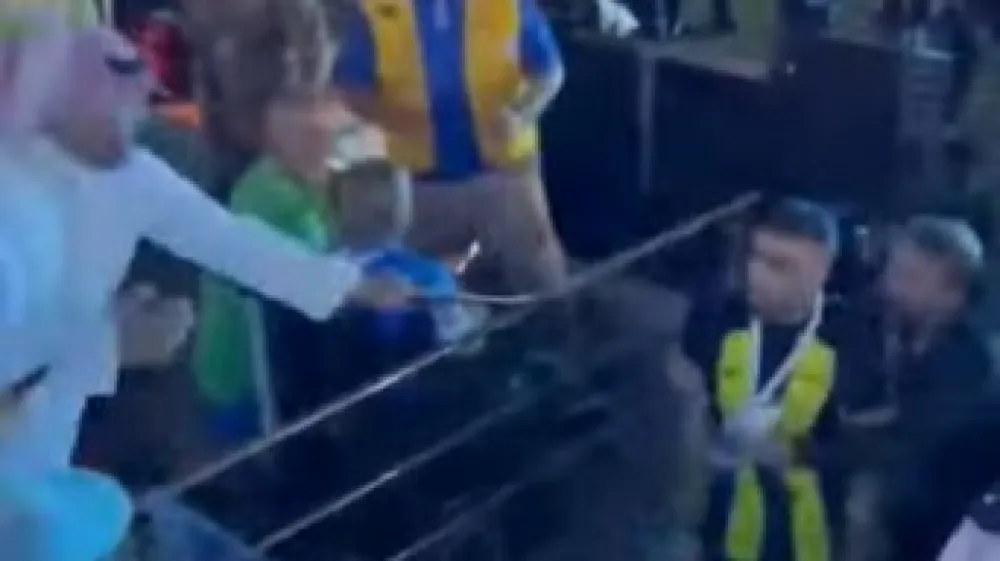 Nezadovoljni navijač se je igralca svojega kluba lotil kar z bičem.