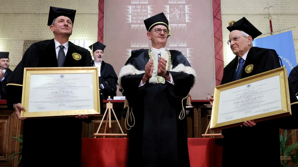 Italija, Trst.<br>Predaja castnih doktoratov Univerze v Trstu bivsemu predsedniku republike Borutu Pahorju in predsedniku Italije Sergiu Mattarelli.
