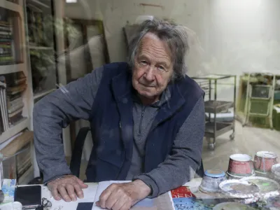 Gustav Gnamu&scaron; (194﻿1&ndash;2024) v svojem ateljeju.&nbsp;