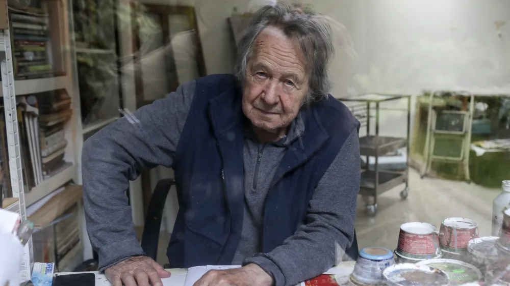 Gustav Gnamu&scaron; (194﻿1&ndash;2024) v svojem ateljeju.&nbsp;