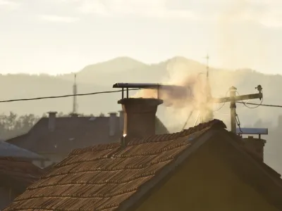 21.01.2016 - kurilna sezona - ogrevanje - onesnaževanje okolja - dimnik - kurjava - večstanovanjske stavbe - stanovanjski blok - Energetska izkaznica - energetska učinkovitost - nepremičnine - samostojne hi&scaron;e - naselje individualnih hi&scaron;<br><br><br> //FOTO:Miha Lapanje