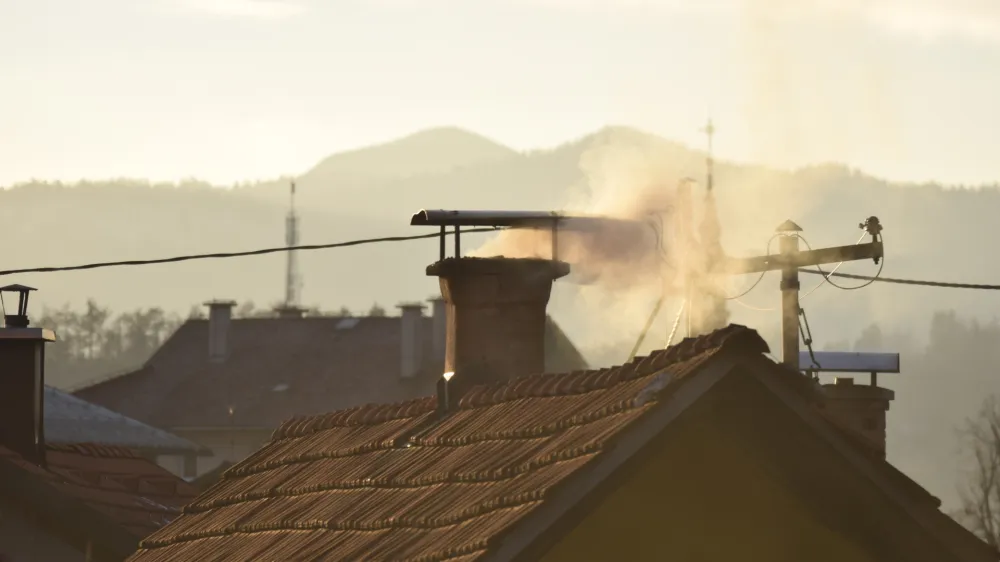 21.01.2016 - kurilna sezona - ogrevanje - onesnaževanje okolja - dimnik - kurjava - večstanovanjske stavbe - stanovanjski blok - Energetska izkaznica - energetska učinkovitost - nepremičnine - samostojne hi&scaron;e - naselje individualnih hi&scaron;<br><br><br> //FOTO:Miha Lapanje