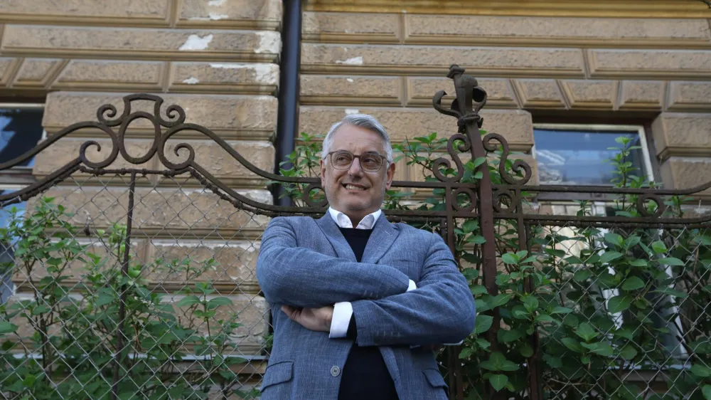 12.04.2024 - Minister za gospodarstvo, turizem in &scaron;port Matjaž Han bo danes ob 14. uri na križi&scaron;ču Resljeve in Čufarjeve za stavbo RTV Slovenija dal izjavo za medije glede kandidature za predsednika stranke SD na sobotnem volilnem kongresuFoto: Luka Cjuha