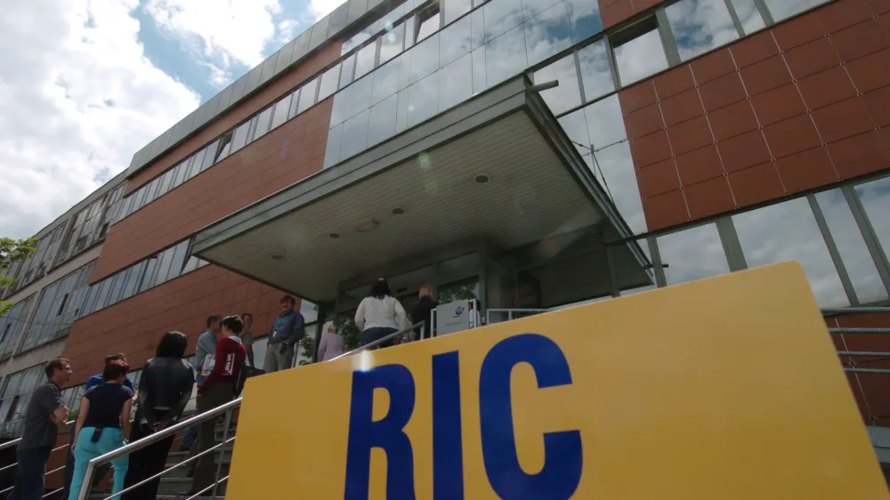 Dijaki z disleksijo, motnjami pozornosti ali skotopičnim sindromom imajo največji problem pri razumevanju besedila. Gre namreč za motnjo pri vizualni obdelavi podatkov, kar povzroča oteženo branje oziroma popačenje besedila. Foto: Luka Cjuha&nbsp;