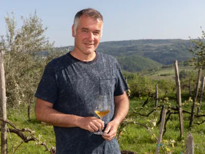 Ga&scaron;per Čehovin: Vinski posel jemljem kot neke vrste antipod poslovnega in informacijskega sveta. Sem seveda strasten do tehnologij, vendar gre pri vinu za zaupanje lastnim občutkom in lastni viziji, ki ni nujno podkrepljena s &scaron;tevilkami. F Jaka Jera&scaron;a