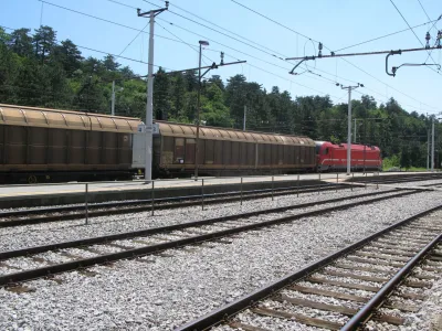 Direkcija za infrastrukturo je enostransko odstopila od 27-milijonske pogodbe z družbo Siemens Mobility za vgraditev naprav za povečanje prepustnosti železni&scaron;ke proge pri Ormožu.&nbsp;