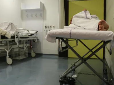 Pacienti, ki čakajo na pregled in zdravljenje &ndash; ali celo na kakr&scaron;en koli datum &ndash; so prisiljeni pomoč poiskati tudi na urgencah.&nbsp;