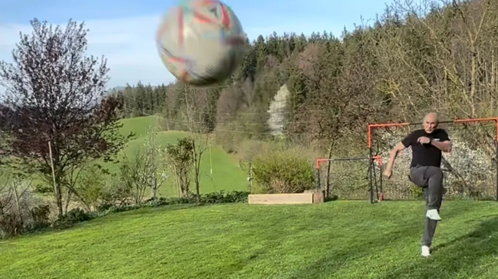 Janez Jan&scaron;a je svojim sledilcem na instagramu v videu nazorno pokazal, kako dober nogometa&scaron; je. F instagram 