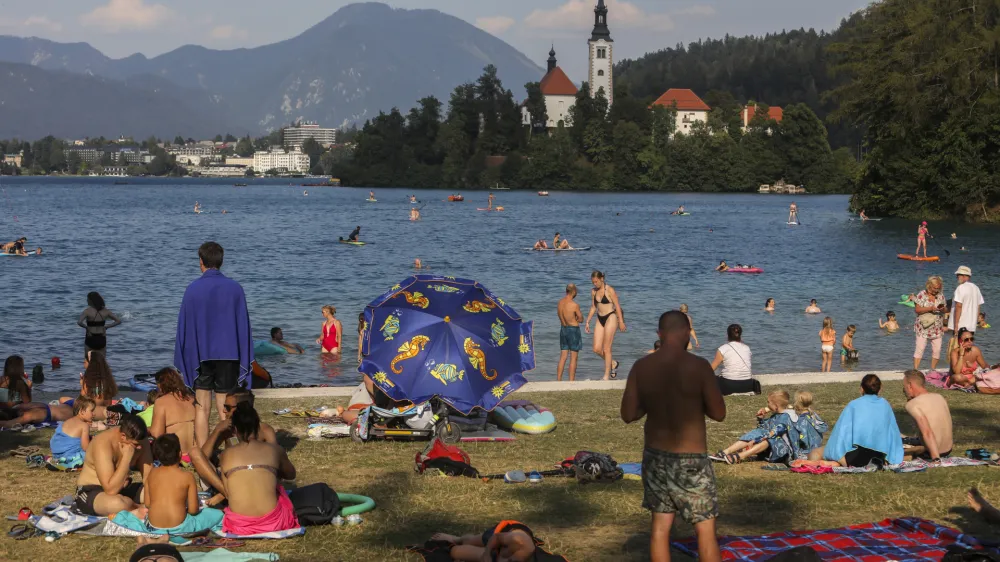 - 21.7.2022 - Bled - Blejski otok, kopalci, turisti, vročina, hlajenje, jezero, vodne aktivnosti //FOTO: Jaka Gasar