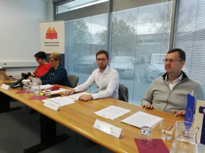 Denis Sahernik, sekretar Skupnosti socialnih zavodov Slovenije&nbsp;(drugi z desne), opozarja na utemeljeno bojazen, da bodo pravice iz novega zakona o dolgotrajni oskrbi le mrtva črka na papirju.&nbsp;