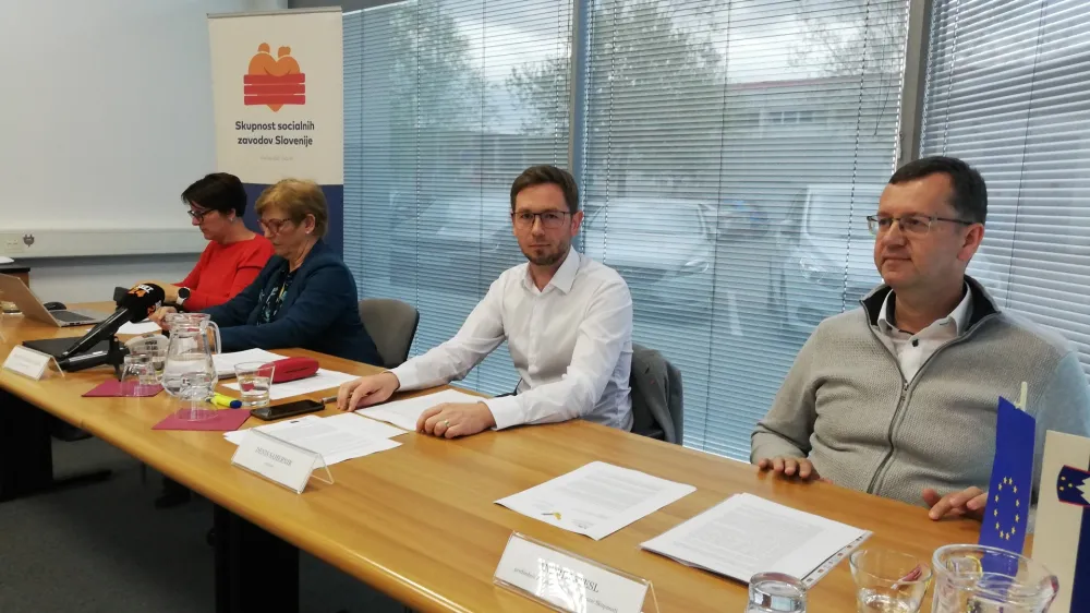 Denis Sahernik, sekretar Skupnosti socialnih zavodov Slovenije&nbsp;(drugi z desne), opozarja na utemeljeno bojazen, da bodo pravice iz novega zakona o dolgotrajni oskrbi le mrtva črka na papirju.&nbsp;