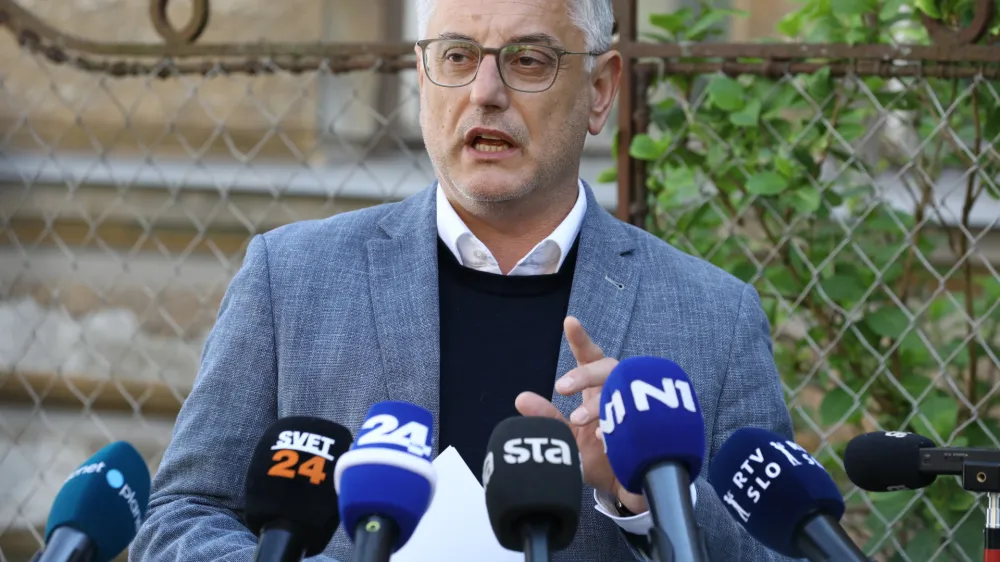 12.04.2024 - Minister za gospodarstvo, turizem in &scaron;port Matjaž Han bo danes ob 14. uri na križi&scaron;ču Resljeve in Čufarjeve za stavbo RTV Slovenija dal izjavo za medije glede kandidature za predsednika stranke SD na sobotnem volilnem kongresuFoto: Luka Cjuha