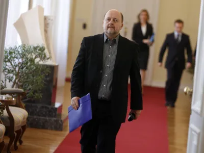 predsednik SNS Zmago Jelinčič- sestanek pri predsedniku vlade Borutu Pahorju s predsedniki parlamentarnih strank in vodjam poslanskih skupin o upravičenosti predloga novele zakona o varovanju arhivskega gradiva/FOTO: Bojan Velikonja