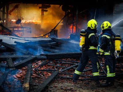 V obsežnem požaru na območju Črnomlja je sodelovalo več kot sto gasilcev iz &scaron;tevilnih prostovoljnih dru&scaron;tev. 