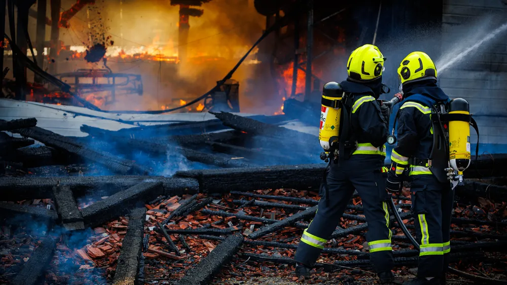 V obsežnem požaru na območju Črnomlja je sodelovalo več kot sto gasilcev iz &scaron;tevilnih prostovoljnih dru&scaron;tev. 