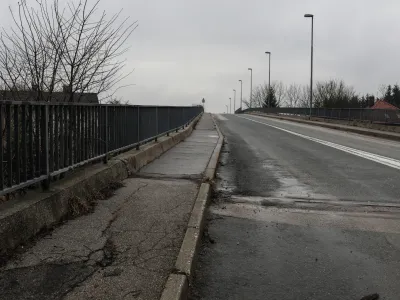 Nadvoz Ižanske ceste čez južno obvoznico je potreben prenove.&nbsp;