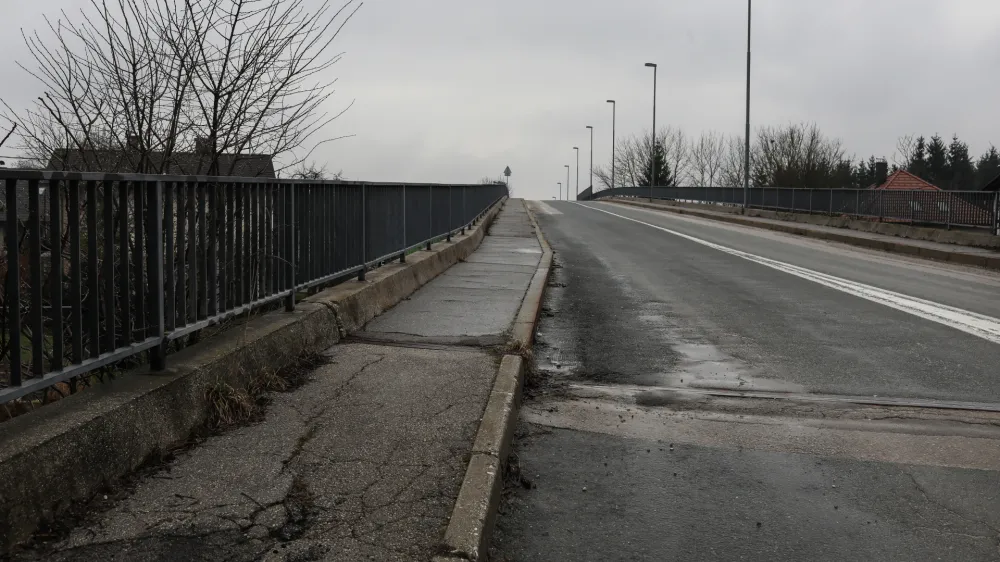 Nadvoz Ižanske ceste čez južno obvoznico je potreben prenove.&nbsp;