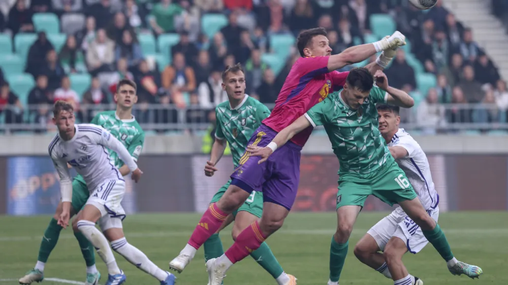 Vratar Maribora Ažbe Jug je v prvem polčasu preprečil vi&scaron;je vodstvo Olimpije. Foto: Jaka Gasar