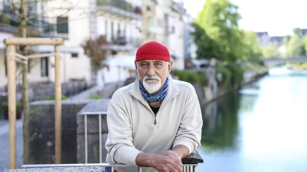 Mira Potočnika boste prepoznali po zanj značilni rdeči kapi. Foto: Jaka Gasar