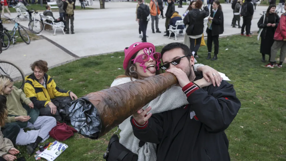 - simbolična fotografija: joint &ndash; konoplja &ndash; marihuana &ndash;  - 20.04.2023 &ndash; Kongresni trg - tradicionalni Marihuana mar&scaron; 2023 v organizaciji &Scaron;tudentske organizacije Univerze v Ljubljani - //FOTO: Jaka Gasar