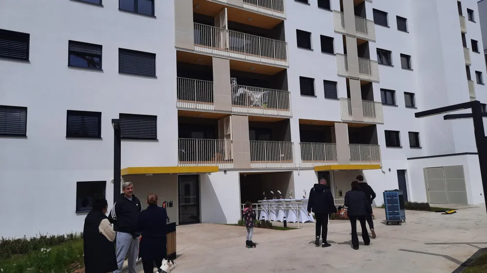 Sklad je večino od 88 stanovanj ob &Scaron;martinski cesti že oddal čakajočim upravičencem do neprofitnih najemnih stanovanj.
Foto: Luka Cjuha